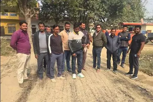 निर्माण की गुणवत्ता पर बवाल- हंगामा कर रोका सड़क निर्माण-JE व ठेकेदार. निर्माण की गुणवत्ता पर बवाल- हंगामा कर रोका सड़क निर्माण-JE व ठेकेदार.