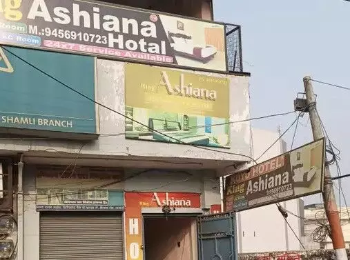 होटल पर पुलिस का छापा- संदिग्धों से पूछताछ के बाद होटल पर जड़ा ताला होटल पर पुलिस का छापा- संदिग्धों से पूछताछ के बाद होटल पर जड़ा ताला