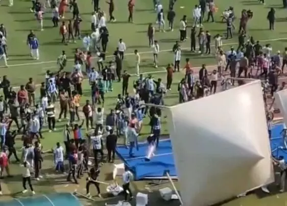 मेस्सी की जल्दबाजी से नाराज फैंस का बवाल-तांडव कर स्टेडियम में तोड़फोड़ मेस्सी की जल्दबाजी से नाराज फैंस का बवाल-तांडव कर स्टेडियम में तोड़फोड़