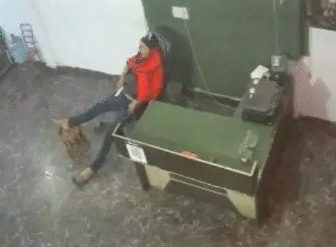 मोबाइल देख रहा होटल मालिक अचानक से कुर्सी से फिसला और थोड़ी ही देर में.. मोबाइल देख रहा होटल मालिक अचानक से कुर्सी से फिसला और थोड़ी ही देर में..