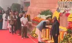 संसद हमले की बरसी पर PM व राहुल समेत कई ने दी शहीदों को श्रद्धांजलि संसद हमले की बरसी पर PM व राहुल समेत कई ने दी शहीदों को श्रद्धांजलि