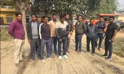 निर्माण की गुणवत्ता पर बवाल- हंगामा कर रोका सड़क निर्माण-JE व ठेकेदार.