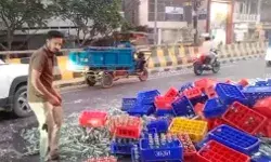 ब्रिज के समीप हादसा- फटा लोडर का टायर-सड़क पर सोडा ही सोडा