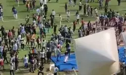 मेस्सी की जल्दबाजी से नाराज फैंस का बवाल-तांडव कर स्टेडियम में तोड़फोड़ मेस्सी की जल्दबाजी से नाराज फैंस का बवाल-तांडव कर स्टेडियम में तोड़फोड़