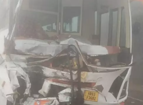 कोहरे से कोहराम-चार बसों की टक्कर से पैसेंजरों में मची चीख पुकार कोहरे से कोहराम-चार बसों की टक्कर से पैसेंजरों में मची चीख पुकार