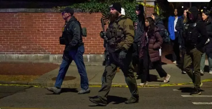 एग्जाम के दौरान यूनिवर्सिटी में घुसे हमलावर ने की अंधाधुंध फायरिंग एग्जाम के दौरान यूनिवर्सिटी में घुसे हमलावर ने की अंधाधुंध फायरिंग