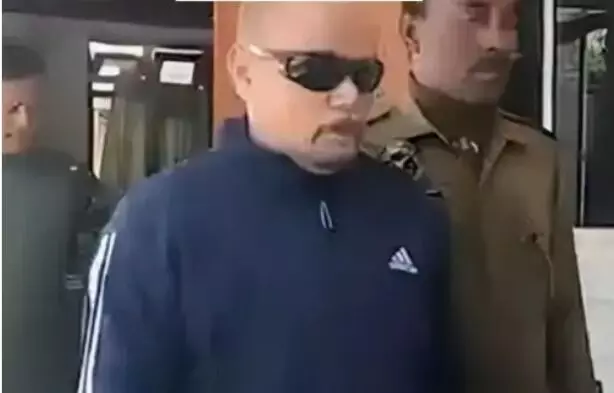 लंका ढहा रहा घर का भेदी गिरफ्तार-पूर्व वायुसेना अफसर भेज रहा था.. लंका ढहा रहा घर का भेदी गिरफ्तार-पूर्व वायुसेना अफसर भेज रहा था..