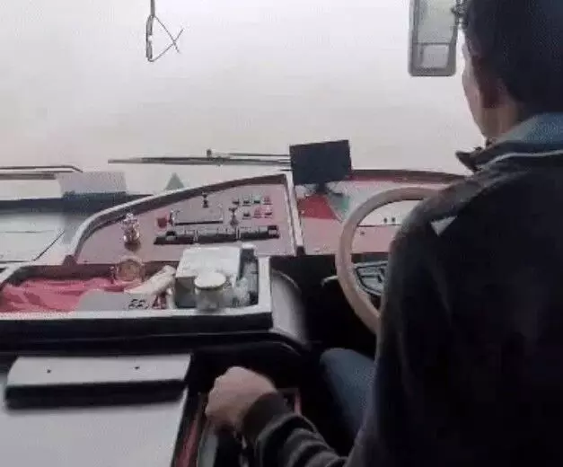 कोहरे की वजह से पैसेंजरों से भरी बस रास्ता भटकी-यात्रियों में अफरा तफरी कोहरे की वजह से पैसेंजरों से भरी बस रास्ता भटकी-यात्रियों में अफरा तफरी