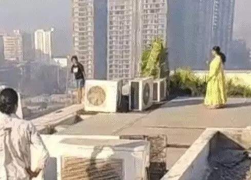 मां की डांट से नाराज हुई बच्ची नीचे कूदने को 15वीं मंजिल पर चढ़ी मां की डांट से नाराज हुई बच्ची नीचे कूदने को 15वीं मंजिल पर चढ़ी