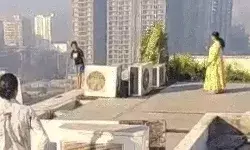 मां की डांट से नाराज हुई बच्ची नीचे कूदने को 15वीं मंजिल पर चढ़ी मां की डांट से नाराज हुई बच्ची नीचे कूदने को 15वीं मंजिल पर चढ़ी