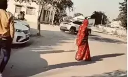 कार से बीच सड़क खतरनाक स्टंट-स्टंटबाजी देख लोगों की अटकी सांसे