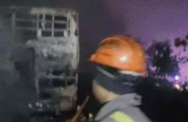 कोहरे का कहर-7 बसें एवं तीन कारे भिडी-गाड़ियों में लगी आग में 4 की मौत कोहरे का कहर-7 बसें एवं तीन कारे भिडी-गाड़ियों में लगी आग में 4 की मौत