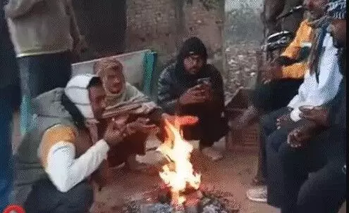 ठंड से ओह भी बर्फ जैसी जमी-कांप उठे लोग-अलाव से लौटी ऊष्मा ठंड से ओह भी बर्फ जैसी जमी-कांप उठे लोग-अलाव से लौटी ऊष्मा