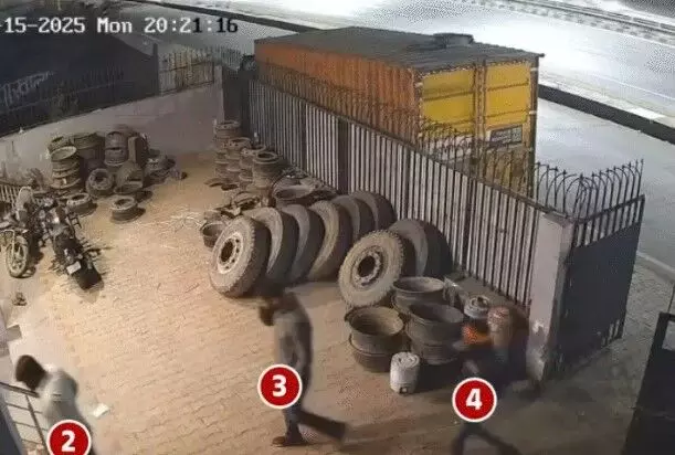 दफ्तर में घुसकर तोड़फोड़- ट्रांसपोर्ट कारोबारी का अपहरण- गर्दन पकड़.. दफ्तर में घुसकर तोड़फोड़- ट्रांसपोर्ट कारोबारी का अपहरण- गर्दन पकड़..