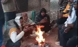 ठंड से ओह भी बर्फ जैसी जमी-कांप उठे लोग-अलाव से लौटी ऊष्मा ठंड से ओह भी बर्फ जैसी जमी-कांप उठे लोग-अलाव से लौटी ऊष्मा