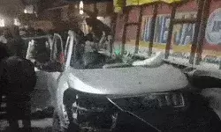 ट्रक के नीचे घुसी तेज रफ्तार XUV-4 दोस्तों की मौत- सड़क पर बिखरे..