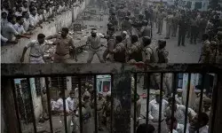 जेल में कैदियों का बवाल- पुलिस पर अटैक-सिर फोड़ SP को किया लहूलुहान