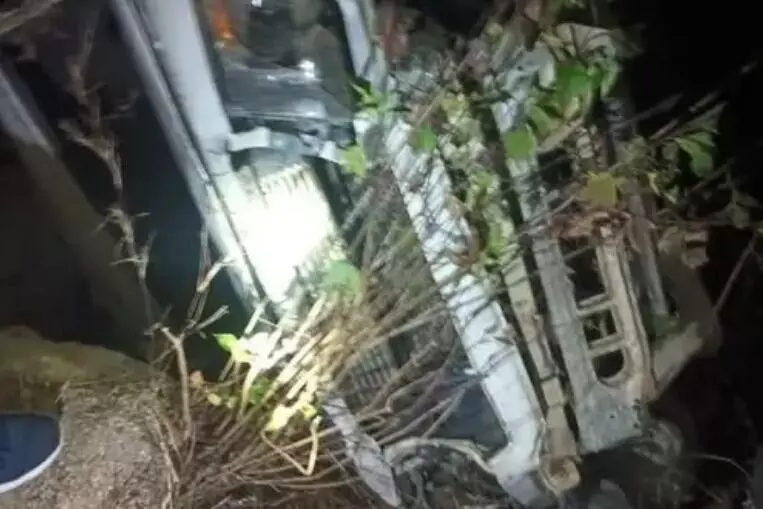 पहाड़ में हादसा-100 मीटर गहरी खाई में गिरी बोलेरो- 8 लोग के सवार पहाड़ में हादसा-100 मीटर गहरी खाई में गिरी बोलेरो- 8 लोग के सवार