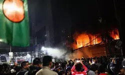 उन्मादी भीड़ का हिंसा का नंगा नाच-अखबारों के दफ्तर में तोड़फोड़, आगजनी