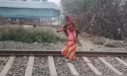 देवदूत बनी महिला ने रेलवे ट्रैक पर खेलते बच्चों की ऐसे बचाई जान - फिर.