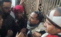 सड़क पर अलबेली चाल-बुर्का हटाया तो निकला पुरुष-भीड़ को चकमा दे फरार