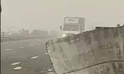 एक्सप्रेस वे पर हादसा- बीफ भरी पिकअप पलटी-सड़क पर फैला मांस