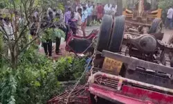 कंक्रीट मिक्सर ले जा रहा ट्रक बेकाबू होकर पलटा- दो की मौत, 13 घायल