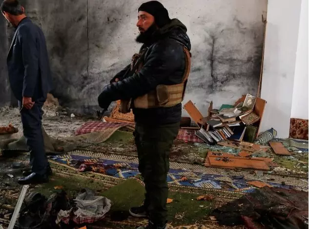 मस्जिद में बम ब्लास्ट में 8 लोगों की मौत के बाद हिंसा का नंगा नाच मस्जिद में बम ब्लास्ट में 8 लोगों की मौत के बाद हिंसा का नंगा नाच