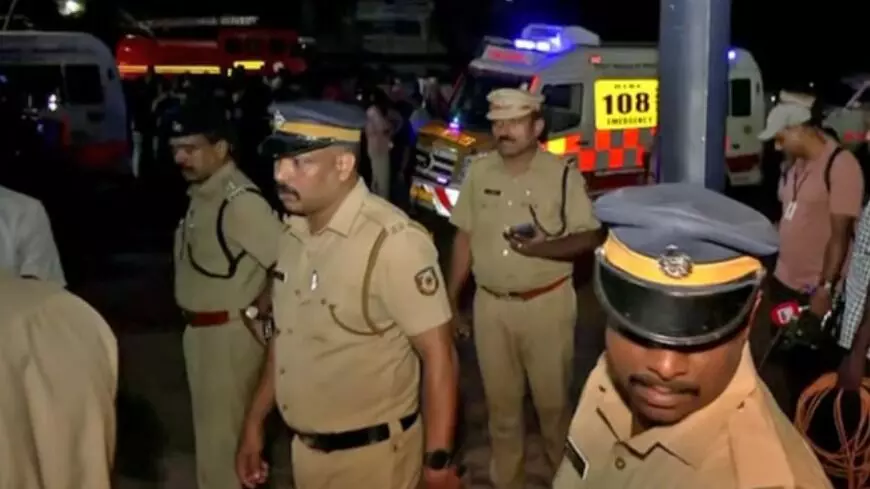 संगीत कार्यक्रम में उमड़ी भारी भीड़- आधा दर्जन लोगों का घुट गया दम संगीत कार्यक्रम में उमड़ी भारी भीड़- आधा दर्जन लोगों का घुट गया दम