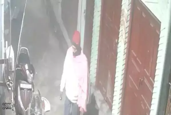 चोर के इरादों पर फिरा पानी-स्टार्ट नहीं हुई तो छोड़ भागा बाइक चोर के इरादों पर फिरा पानी-स्टार्ट नहीं हुई तो छोड़ भागा बाइक