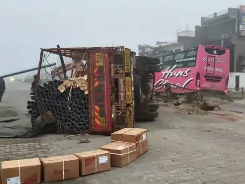 कोहरे में कार बचाने के प्रयास में हादसा- गडढ़ों में पलटा मिनी ट्रक कोहरे में कार बचाने के प्रयास में हादसा- गडढ़ों में पलटा मिनी ट्रक