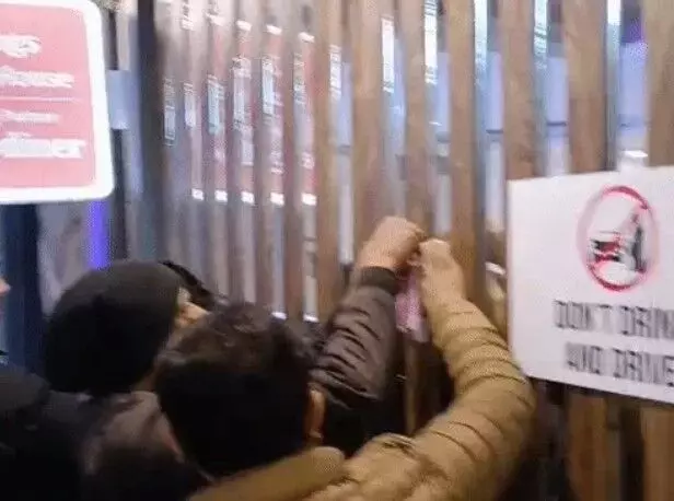 समिट बिल्डिंग पर नगर निगम का छापा- बिना लाइसेंस चल रहा बार सील समिट बिल्डिंग पर नगर निगम का छापा- बिना लाइसेंस चल रहा बार सील