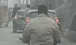 रईसजादों के बिगडैलो का हुड़दंग- छात्रों ने गाड़ी में लटक निकाली रैली