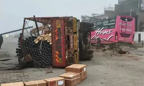 कोहरे में कार बचाने के प्रयास में हादसा- गडढ़ों में पलटा मिनी ट्रक कोहरे में कार बचाने के प्रयास में हादसा- गडढ़ों में पलटा मिनी ट्रक