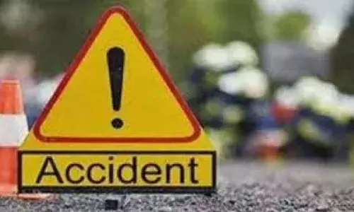 ट्रैक्टर की टक्कर से ई रिक्शा चालक की मौत- दो गंभीर