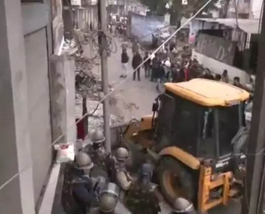 मस्जिद के बाहर पुलिस पर पथराव करने वालों के घर अब गरजे बुलडोजर मस्जिद के बाहर पुलिस पर पथराव करने वालों के घर अब गरजे बुलडोजर