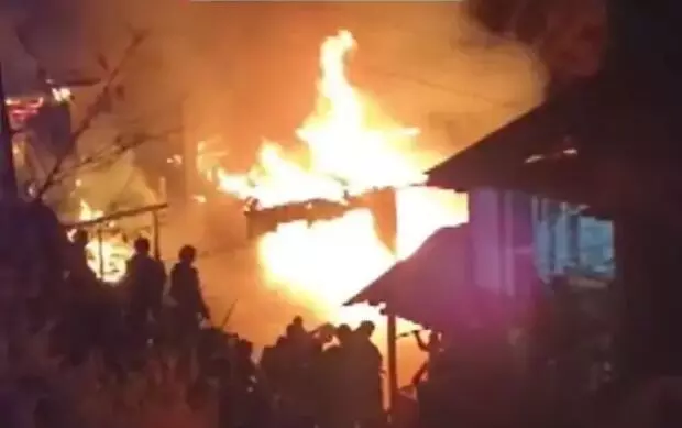 आग लगने से जले कई घर- फायर सर्विस, सेना और पुलिस मौके पर आग लगने से जले कई घर- फायर सर्विस, सेना और पुलिस मौके पर