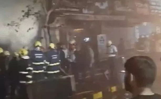 पटाखों की दुकान में लगी आग से हुए जबरदस्त धमाके- दमकल की कई गाड़ियां.. पटाखों की दुकान में लगी आग से हुए जबरदस्त धमाके- दमकल की कई गाड़ियां..