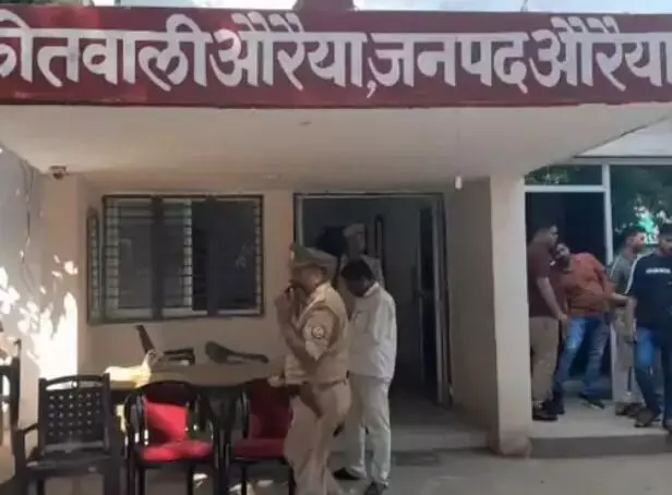 एंबुलेंस में रखा सिलेंडर गर्भवती पर गिरा-डिलीवरी कराते ही बच्चों की मौत एंबुलेंस में रखा सिलेंडर गर्भवती पर गिरा-डिलीवरी कराते ही बच्चों की मौत