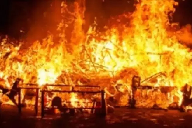 झोपड़ी में सोए किसान को ताला लगाकर लीव इन पार्टनर के साथ जिंदा जलाया झोपड़ी में सोए किसान को ताला लगाकर लीव इन पार्टनर के साथ जिंदा जलाया