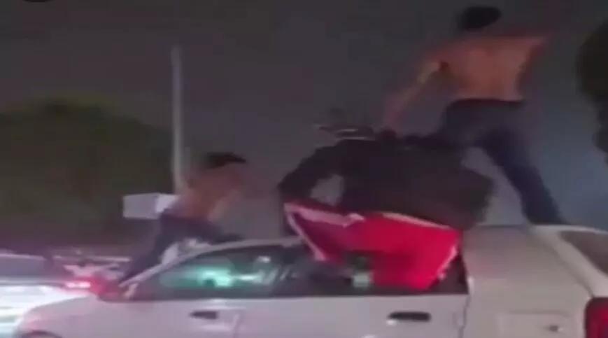 कपड़े उतारकर कार पर डांस-एक्शन में पुलिस- 67000 का चालान कपड़े उतारकर कार पर डांस-एक्शन में पुलिस- 67000 का चालान