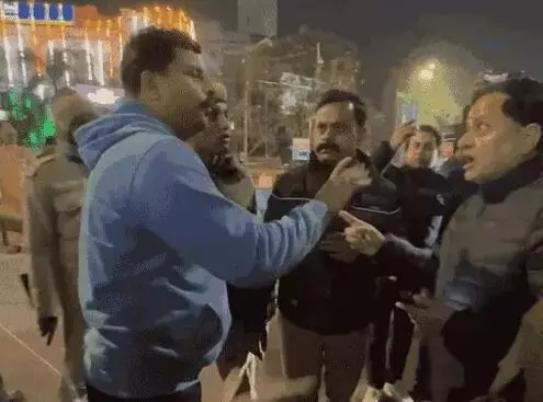 हजरतगंज चौराहे पर हंगामा-बवाल काटने वाला दरोगा सस्पेंड हजरतगंज चौराहे पर हंगामा-बवाल काटने वाला दरोगा सस्पेंड