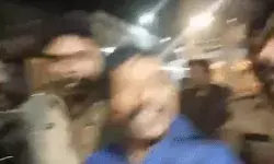 नशे में टल्ली होकर मंदिर पर चढ़े पियक्कड़ को दारू देकर नीचे उतारा