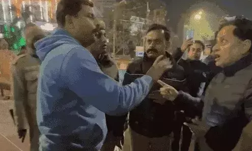 हजरतगंज चौराहे पर हंगामा-बवाल काटने वाला दरोगा सस्पेंड हजरतगंज चौराहे पर हंगामा-बवाल काटने वाला दरोगा सस्पेंड