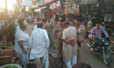 शाहपुर थानाध्यक्ष ने किया टीम के साथ पैदल गश्त