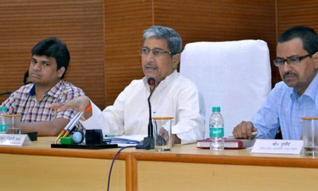 धान खरीद हेतु सभी तैयारी समय में पूर्ण करें - मुकुट बिहारी वर्मा