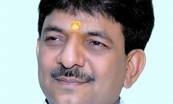 विधायक कपिल देव अग्रवाल ने छबील सेवा में हाथ बंटाया