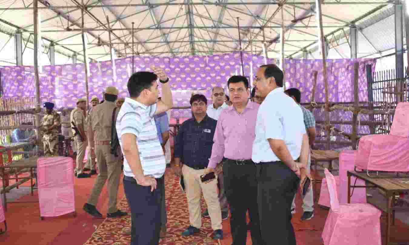 डीएम ने अधिकारियों सहित किया मतगणना स्थल का निरीक्षण