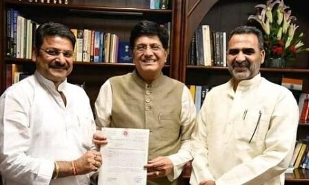 डा.संजीव बालियान ने रेलमंत्री से मिलकर की नौचंदी में कोच बढ़ाने, राज्यरानी को मुजफ्फरनगर तक चलाने सहित कई मांग