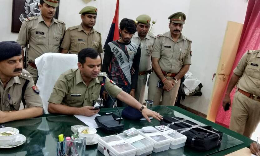 शातिर को दबोचने में अहम रोल अदा करने वाले कांस्टेबल मौ0इरफान को दस हजार नकद व प्रशस्तिपत्र देने की घोषणा